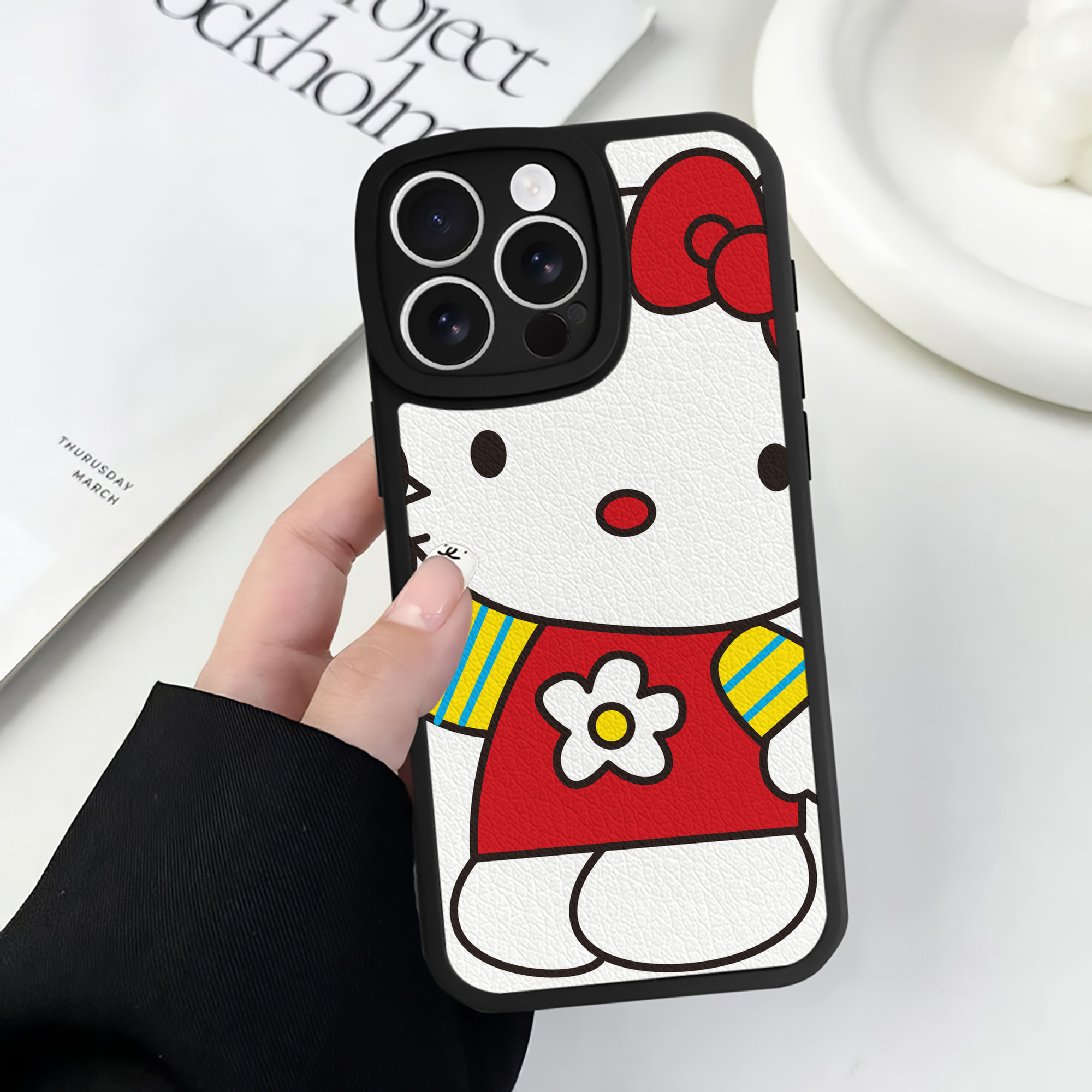 （画像用） Hello Kitty ハローキティ 【iPhone 16シリーズ対応】シリコンスマホケース（レザー調） 材質：シリコン